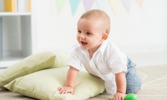 trẻ 7 tháng biết tập bò