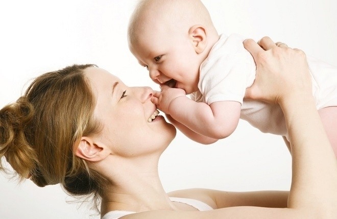 trẻ 7 tháng tuổi biết cười giỡn với mẹ