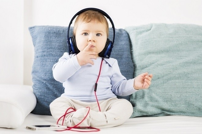 trẻ 7 tháng tuổi biết nghe nhạc