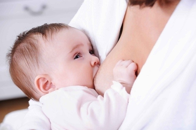 trẻ 9 tháng tuổi bú sữa mẹ để nhanh tăng cân