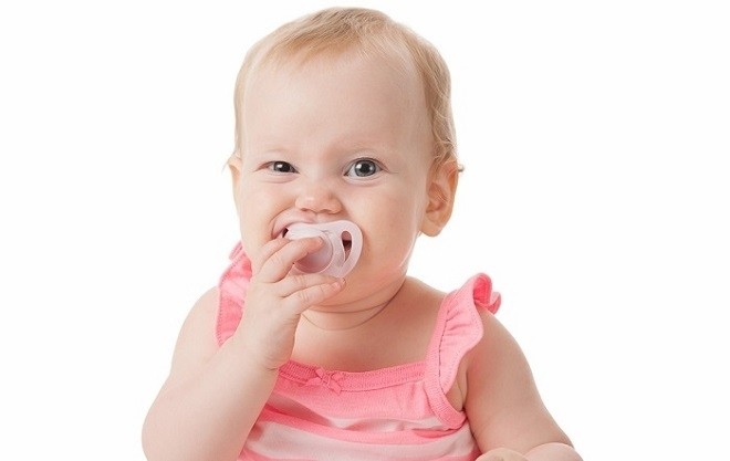 trẻ 7 tháng tuổi biết ngậm ty nướu