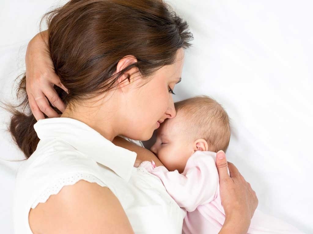 Cho trẻ bú sữa mẹ