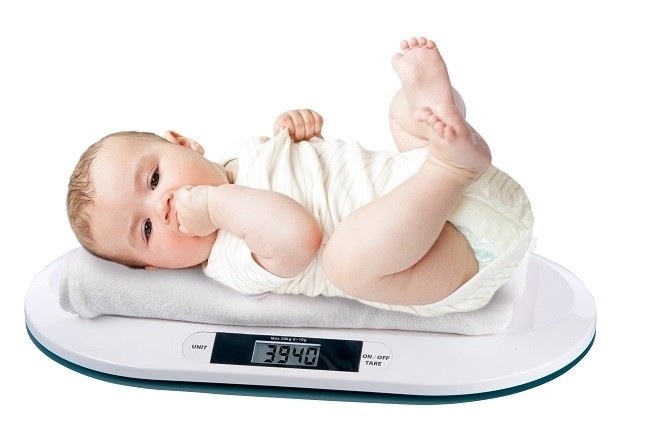 nên đo cân nặng cho trẻ dưới 1 tuổi thường xuyên