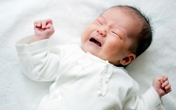 trẻ sơ sinh quấy khóc vì di ngoài nhiều lần