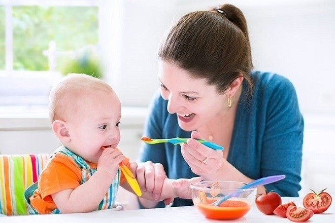 mẹ đút đồ ăn dặm cho bé
