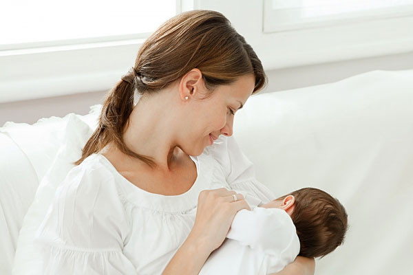 bổ sung canxi cho trẻ sơ sinh bằng cách bú mẹ đầy đủ
