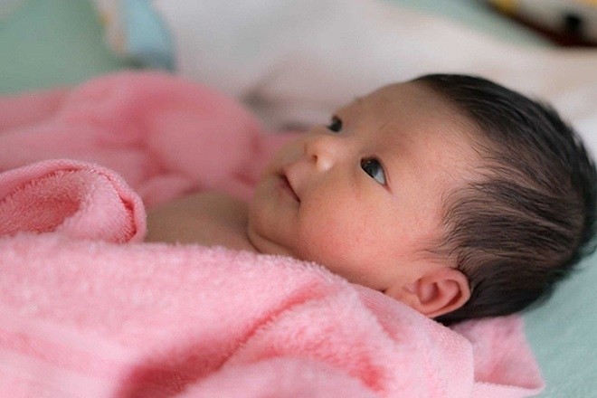trẻ 2 tháng tuổi nhìn mọi thứ xung quanh