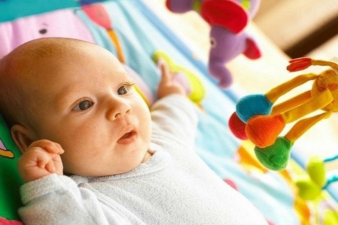 trẻ 2 tháng tuổi thích nhìn đồ nhiều màu sắc