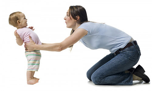 mẹ giúp bé 8 tháng tuổi tập giữ thăng bằng