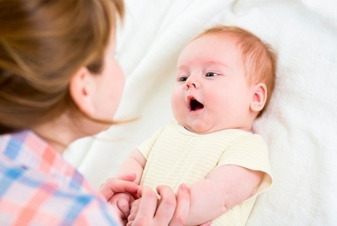 trẻ 8 tháng tuổi tập giao tiếp với mẹ