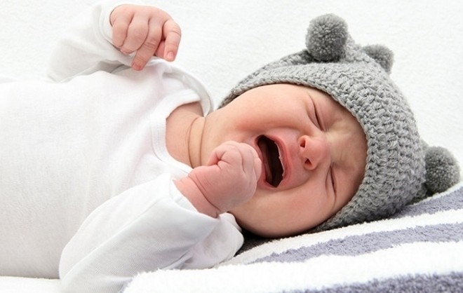 bé quấy khóc vì cảm thấy khó chịu