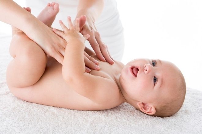 dùng thảo dược dân gian xoa ngực bé để điều trị sổ mũi