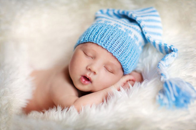 đội mũ len giúp giúp giữ ấm đầu cho bé khi ngủ