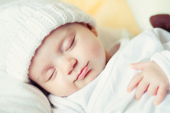 bé ngủ sâu giấc vào ban đêm