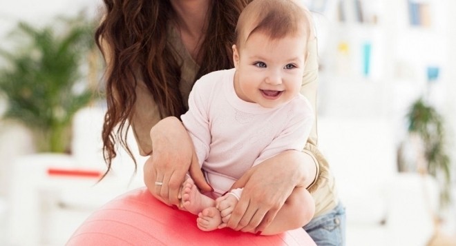 mẹ cho bé vận động giúp bé ngủ ngon hơn
