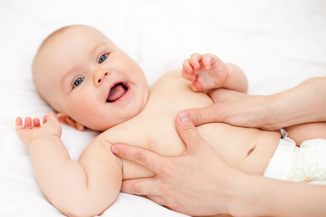 massage cho bé giúp bé ngủ ngon hơn
