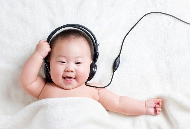 cho bé nghe nhạc giúp bé ngủ ngon