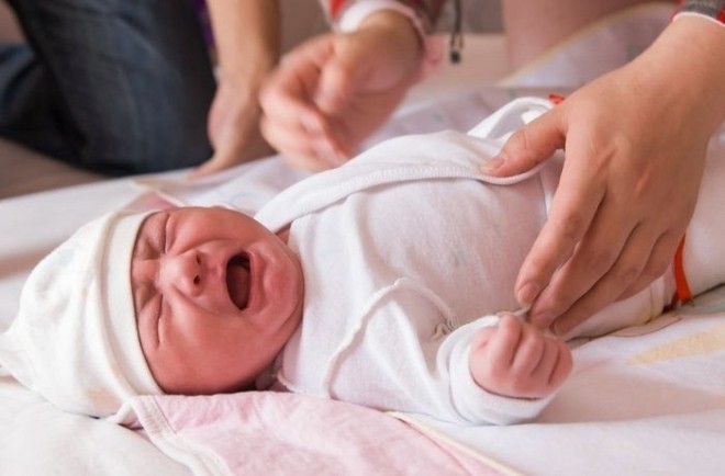 bé 2 tháng tuổi quấy khóc vì bị táo bón