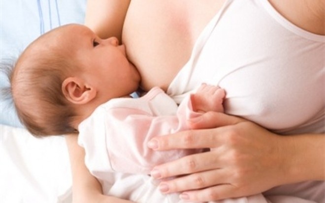 bé 2 tháng tuổi bị táo bón có thể do sữa mẹ