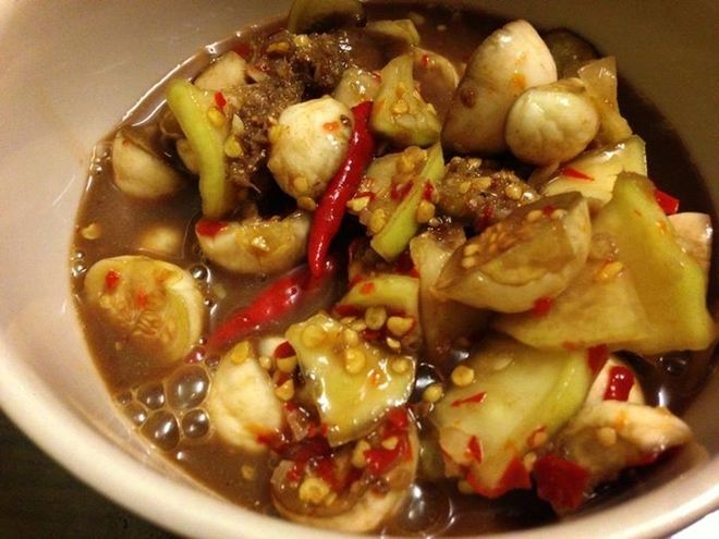 cho hỗn hợp mắm nêm vào cà