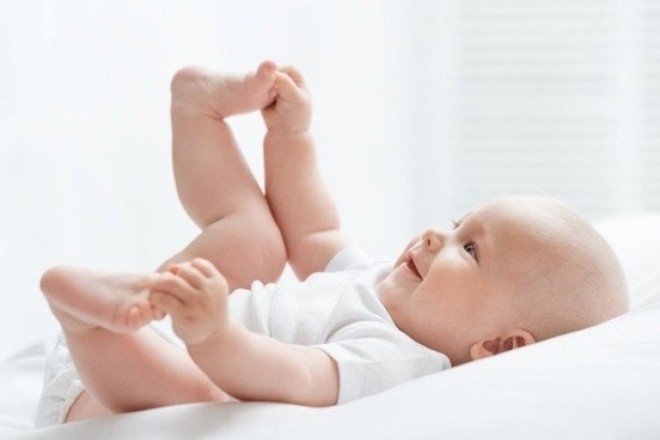 cần hạ thân nhiệt ngay khi bé 6 tháng tuổi bị sốt