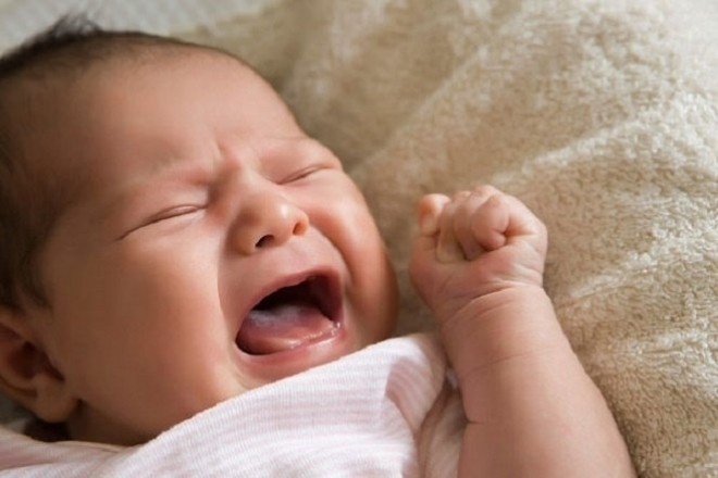 ngạt mũi lâu ngày khiến bé khó ngủ