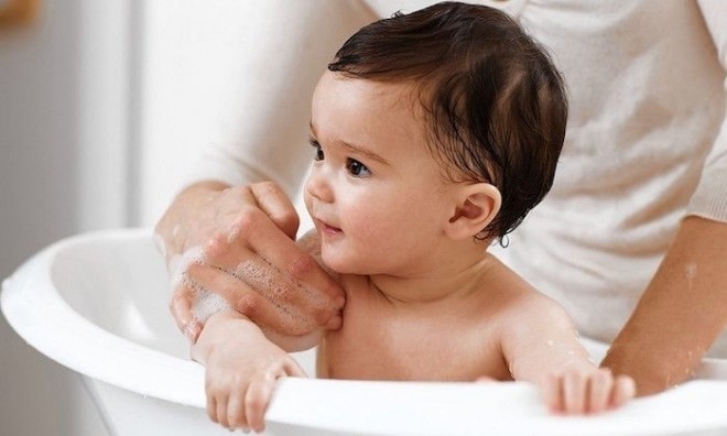 điều trị bé bị ngạt mũi lâu ngày bằng tắm hơi