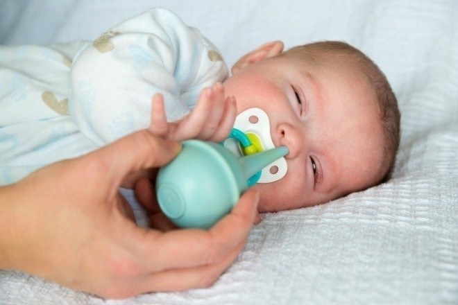 hút mũi đúng cách cho bé bị ngạt mũi lâu ngày