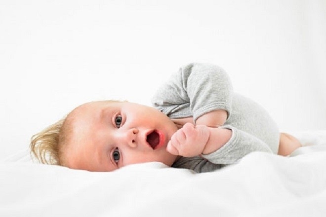 trẻ 3 tháng tuổi có thể tự nằm chơi