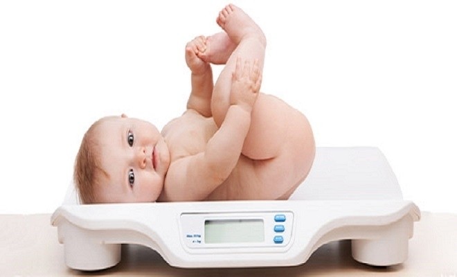 đo cân nặng của bé khi không mặc áo quần