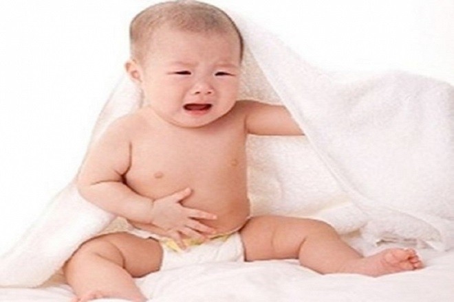 bé bị đi ngoài ôm bụng khóc