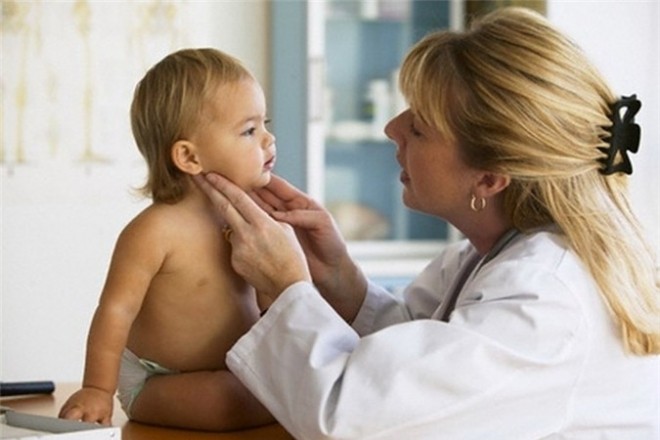 đưa bé bị nổi hạch sau tai đi khám bác sĩ khi thấy dấu hiệu viêm nhiễm