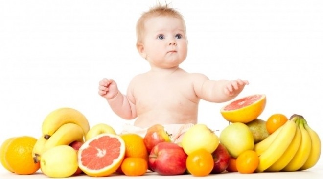 bé đi ngoài ra máu có thể bị ảnh hưởng từ thức ăn