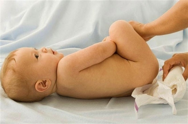 thay ta cho bé bị đi ngoài ra máu nhầy