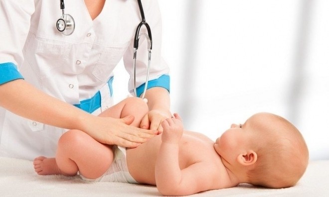 cho bé đi khám bác sỹ để chẩn đoán bệnh