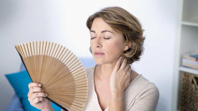Phụ nữ từ 40 50 tuổi là nhóm đối tượng thường xảy ra hiện tượng không rụng trứng nhưng vẫn có kinh.