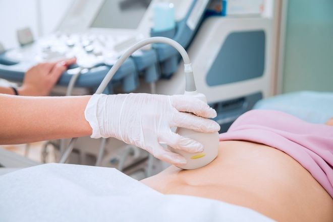 Bác sỹ có thể tiến hành siêu âm để quan sát tử cung và buồng trứng.