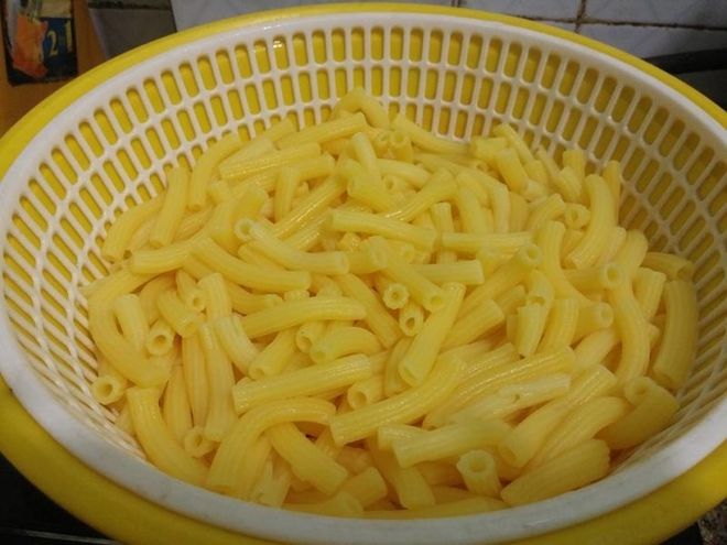 luộc nui rồi trần qua nước lạnh để ráo
