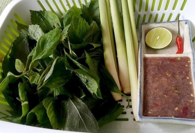 rau và mắm tôm ăn kèm có thể chứa nhiều sáng và vi khuẩn gây bệnh cho mẹ bầu