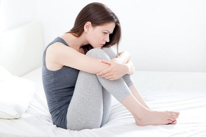 phụ nữ lo lắng vì tác dụng phụ của thuốc tránh thai