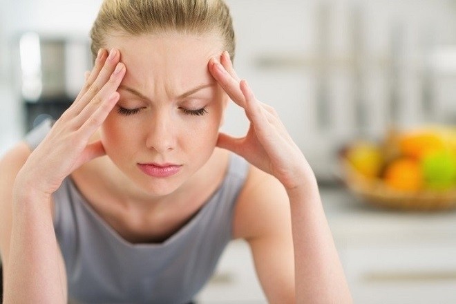 chị em cảm thấy đau đầu sau khi dùng thuốc tránh thai khẩn cấp