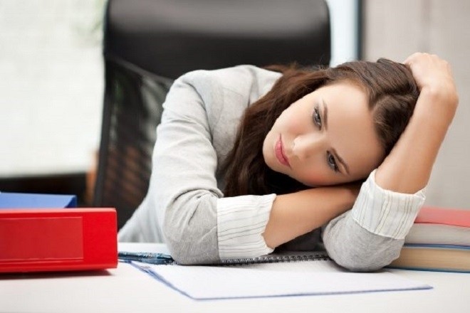 phụ nữ lo lắng khi muốn phá thai bằng thuốc