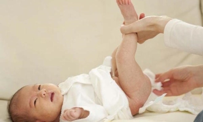 bé đi ngoài nhiều lần chứng tỏ bé gặp vấn đề tiêu hóa