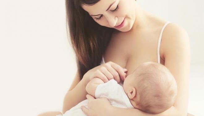 bé đi ngoài nhiều lần do dị ứng sữa mẹ