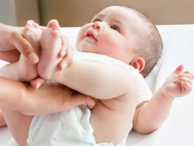 bé đi ngoài nhiều lần do hăm tã