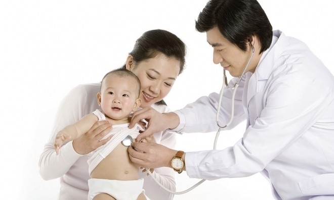 đưa bé bị đi ngoài nhiều lần đi khám bác sĩ