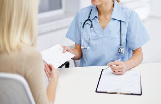 bác sĩ tư vấn ch khách hàng về thuốc phá thai