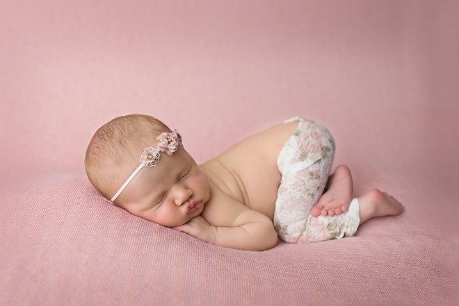 chụp ảnh cho bé 1 tháng tuổi theo tư thế bé ngủ chổng mông