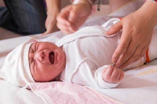 trẻ 4 tháng quấy khóc nhiều khi đi ngoài