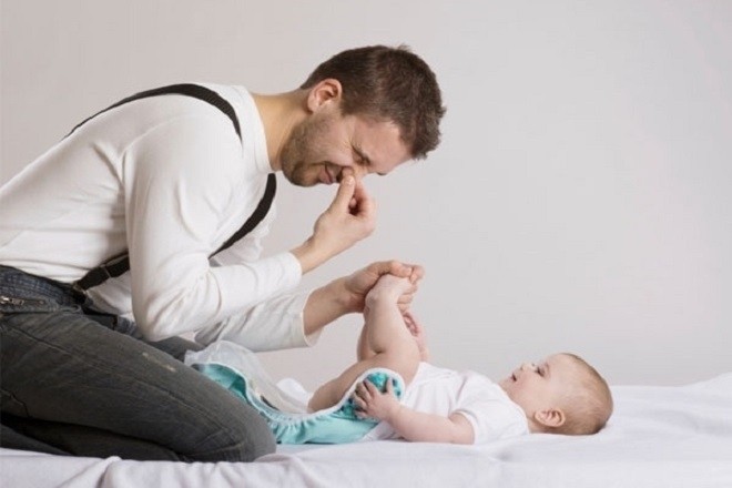 bố thay tã cho trẻ sau khi đi ngoài